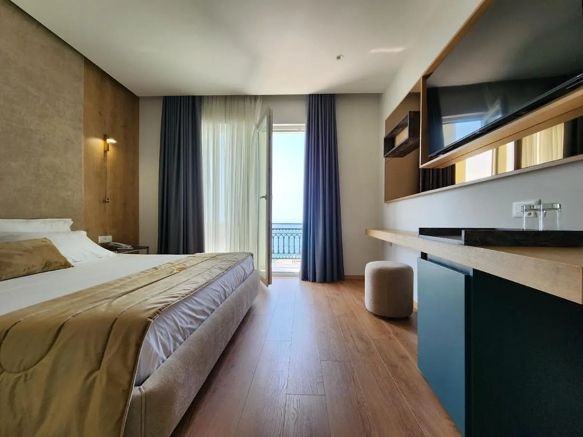 Hotel Gold Vlorë 4*,