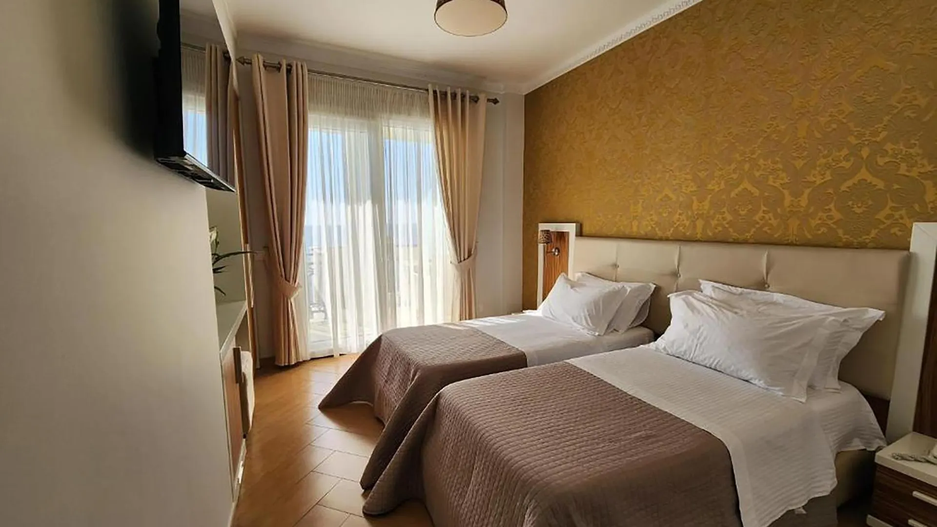 Hotel Gold Vlorë 4*,